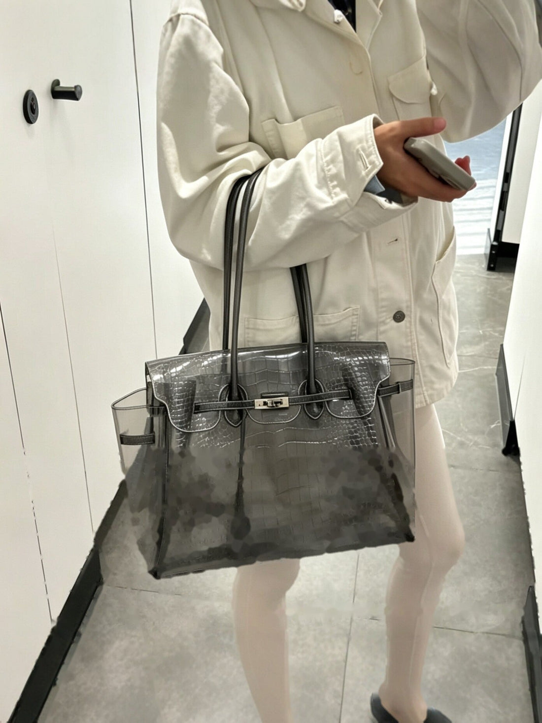 Croco Glacé coloris Graphite porté — le sac jelly en automne