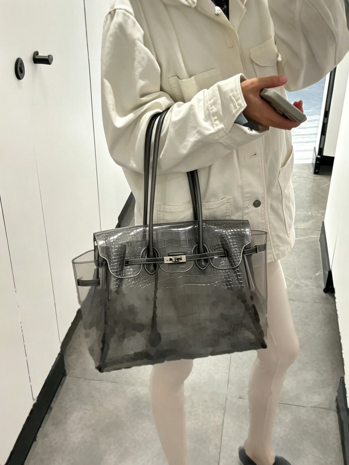 Croco Glacé coloris Graphite porté — le sac jelly en automne