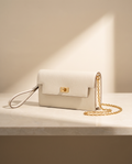 La Pochette en cuir de vachette 2ᵉ fleur, coloris Blanc cassé, fermoir tournant doré et chaîne