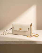 La Pochette en cuir de vachette 2ᵉ fleur, coloris Blanc cassé, fermoir tournant doré et chaîne