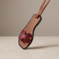 Charm Sandal Bordeaux — breloque sandale en simili cuir (PU) à clipser sur un sac