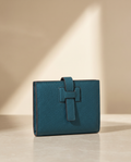 Le Portefeuille en cuir de vachette pleine fleur grainé, coloris Bleu marine
