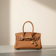 Le Firkin en cuir de vachette pleine fleur, coloris Camel, boucle dorée