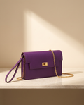 La Pochette en cuir de vachette 2ᵉ fleur, coloris Violet raisin, fermoir tournant doré et chaîne