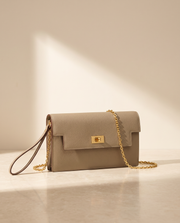 La Pochette en cuir de vachette 2ᵉ fleur, coloris Kaki, fermoir tournant doré et chaîne