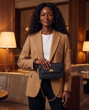 La Pochette Noir portée, chaîne dorée