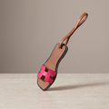 Charm Sandal Fuchsia — breloque sandale en simili cuir (PU) à clipser sur un sac