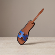 Charm Sandal Bleu roi — breloque sandale en simili cuir (PU) à clipser sur un sac