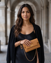 La Pochette Brun doré portée, chaîne dorée