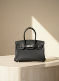 Le Firkin en cuir de vachette pleine fleur, coloris Onyx noir, boucle argentée