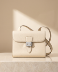 Le Messager, sac homme en cuir de vachette pleine fleur, coloris Blanc crème, fermoir à verrou argenté et bandoulière
