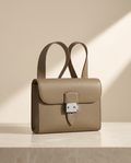 Le Messager, sac homme en cuir de vachette pleine fleur, coloris Kaki, fermoir à verrou argenté et bandoulière