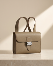 Le Messager, sac homme en cuir de vachette pleine fleur, coloris Kaki, fermoir à verrou argenté et bandoulière