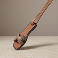 Charm Sandal Taupe — breloque sandale en simili cuir (PU) à clipser sur un sac