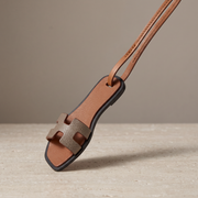 Charm Sandal Taupe — breloque sandale en simili cuir (PU) à clipser sur un sac