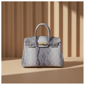 Héritage, sac rétro en cuir de vachette grain reptile, coloris Gris clair