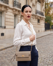 La Pochette Kaki portée, chaîne dorée