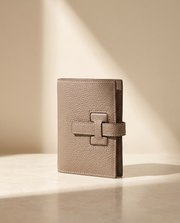 Le Portefeuille en cuir de vachette pleine fleur grainé, coloris Gris éléphant