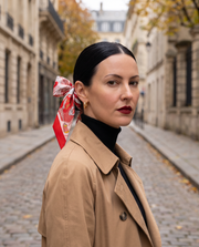 Le Bandeau Grenade en soie de mûrier, noué sur le chignon