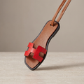 Charm Sandal Rouge — breloque sandale en simili cuir (PU) à clipser sur un sac