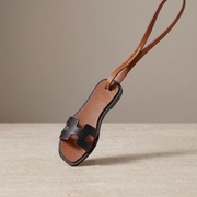Charm Sandal Noir — breloque sandale en simili cuir (PU) à clipser sur un sac
