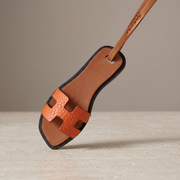 Charm Sandal Orange — breloque sandale en simili cuir (PU) à clipser sur un sac