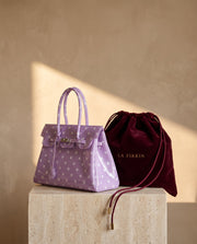 Confetti et sa pochette en velours bordeaux La Firkin