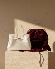 Croco Glacé et sa pochette en velours bordeaux La Firkin