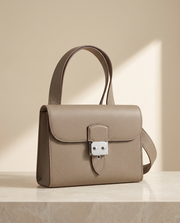 Le Messager, sac homme en cuir de vachette pleine fleur, coloris Gris éléphant, fermoir à verrou argenté et bandoulière