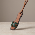 Charm Sandal Vert forêt — breloque sandale en simili cuir (PU) à clipser sur un sac