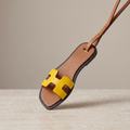 Charm Sandal Jaune — breloque sandale en simili cuir (PU) à clipser sur un sac
