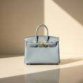 Le Firkin en cuir de vachette pleine fleur, coloris Bleu, boucle dorée