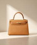 La Duchesse, sac à rabat en cuir de vachette, coloris camel, fermoir à tourniquet doré, vue de face