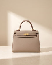 La Duchesse, sac à rabat en cuir de vachette, coloris gris éléphant, fermoir à tourniquet doré, vue de face