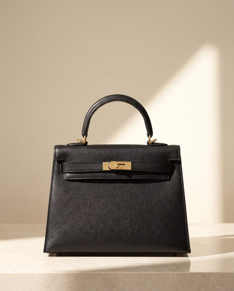 La Duchesse, sac à rabat en cuir de vachette, coloris noir, fermoir à tourniquet doré, vue de face