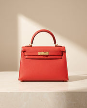 La Duchesse, sac à rabat en cuir de vachette, coloris rouge, fermoir à tourniquet doré, vue de face