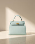 La Duchesse, sac à rabat en cuir de vachette, coloris bleu glacier, fermoir à tourniquet doré, vue de face