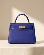 La Duchesse, sac à rabat en cuir de vachette, coloris bleu roi, fermoir à tourniquet doré, vue de face