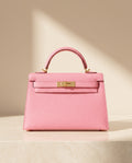 La Duchesse, sac à rabat en cuir de vachette, coloris rose, fermoir à tourniquet doré, vue de face