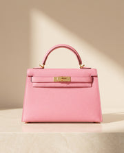 La Duchesse, sac à rabat en cuir de vachette, coloris rose, fermoir à tourniquet doré, vue de face