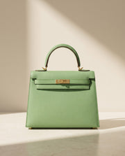 La Duchesse, sac à rabat en cuir de vachette, coloris vert avocat, fermoir à tourniquet doré, vue de face
