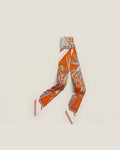 Le Bandeau Mandarine — ruban de soie de mûrier La Firkin, sangles et boucles blanches et or sur fond orange