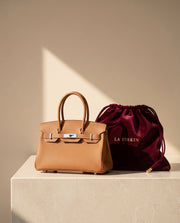 Le Firkin camel en cuir pleine fleur et sa pochette en velours bordeaux La Firkin