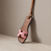 Charm Sandal Rose pâle — breloque sandale en simili cuir (PU) à clipser sur un sac