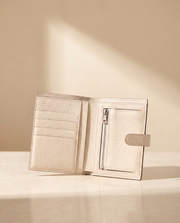 Le Portefeuille Blanc cassé ouvert : porte-cartes à fentes superposées et poche monnaie zippée
