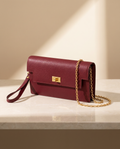 La Pochette en cuir de vachette 2ᵉ fleur, coloris Bordeaux, fermoir tournant doré et chaîne