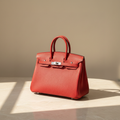 Le Firkin en cuir de vachette pleine fleur, coloris Rouge, boucle argentée