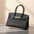 Le Firkin PU, coloris Onyx, boucle dorée — photo de la version en cuir du même modèle