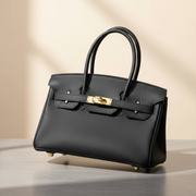 Le Firkin PU, coloris Onyx, boucle dorée — photo de la version en cuir du même modèle