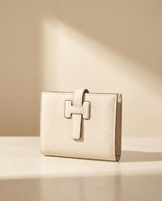Le Portefeuille en cuir de vachette pleine fleur grainé, coloris Blanc cassé